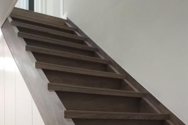 Отделка лестницы кварцвиниловой плиткой Lg Hausys